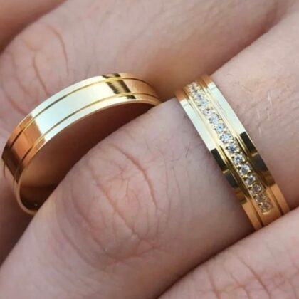 ALIANÇA QUADRADA FRISOS E PEDRAS DE ZIRCÔNIA