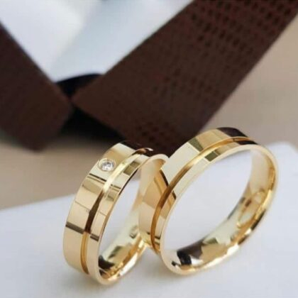 ALIANÇA QUADRADA FRISO E PEDRA DE ZIRCÔNIA