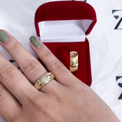 ALIANÇA TRABALHADA QUADRADO DE PEDRAS